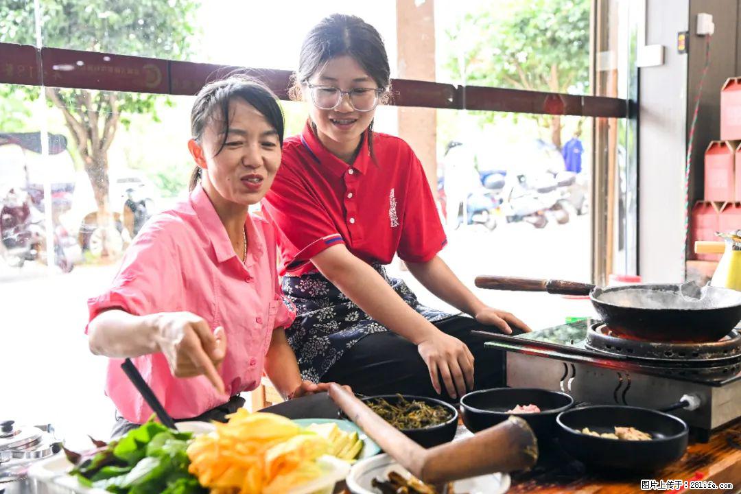 全网追的“扁担女孩”,找了一份暑假工,时薪12元 - 平顶山生活资讯 - 平顶山28生活网 pds.28life.com