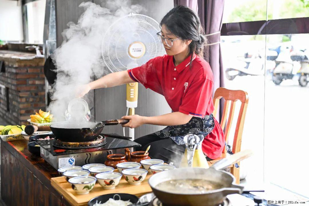 全网追的“扁担女孩”,找了一份暑假工,时薪12元 - 平顶山生活资讯 - 平顶山28生活网 pds.28life.com